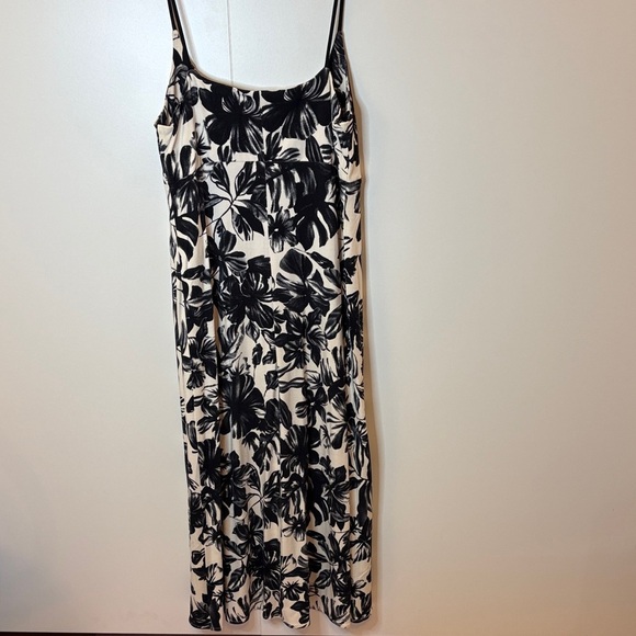 Chic Black and White Floral Midi Dress - Picture 8 of 8